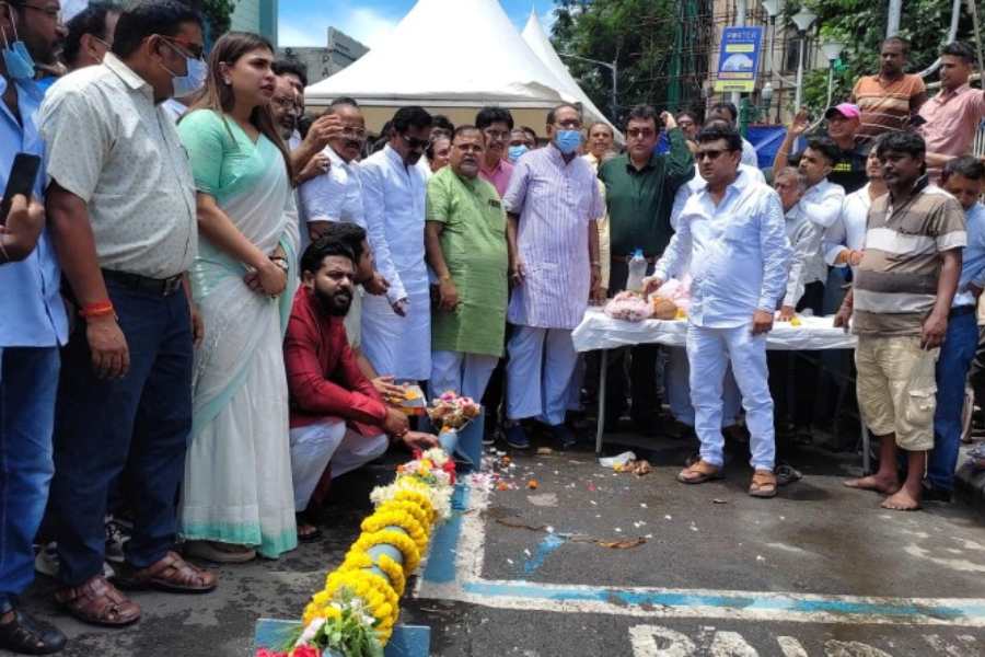 ২০২২ সালের খুঁটিপুজোয় সুব্রত বক্সীরা পাশে পার্থ চট্টোপাধ্যায়।