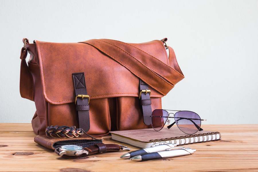 অফিসের ব্যাগে ছোট একটা ওয়ালেট রাখতে ভুলবেন না।