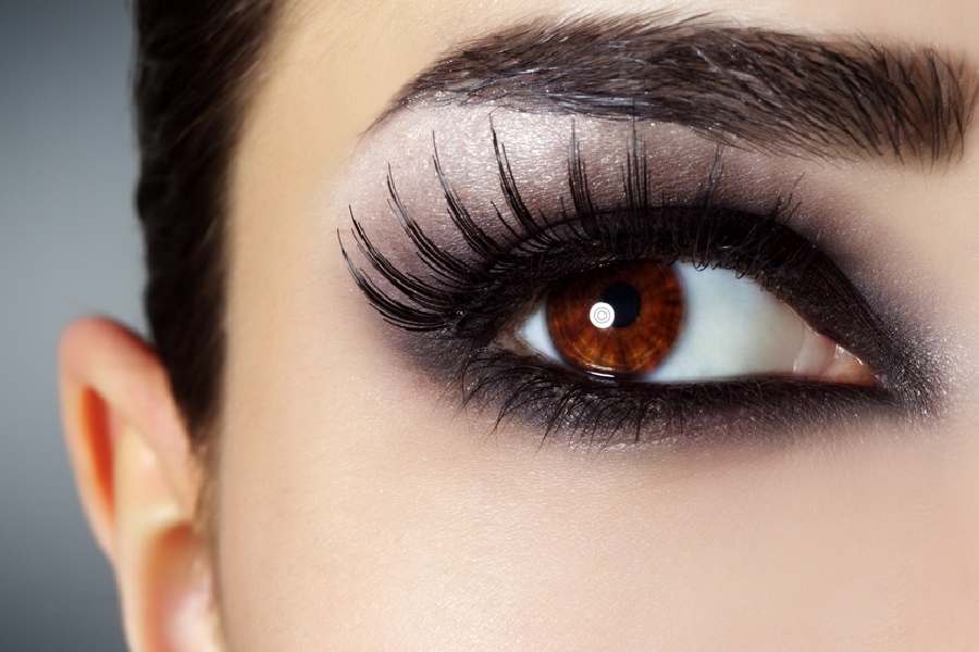 চোখ বড় দেখাতে চোখের পলকে বেশ কয়েক পরত মাস্কারা লাগিয়ে নিতে ভুলবেন না।