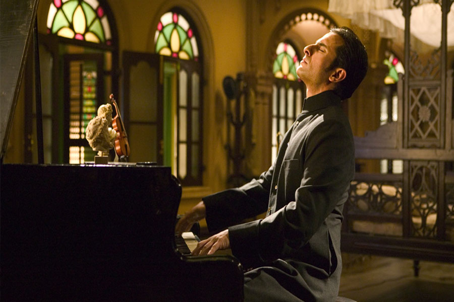 ‘পরিণীতা’ ছবির দৃশ্যে পিয়ানো বাজাচ্ছেন অভিনেতা সইফ আলি খান। 