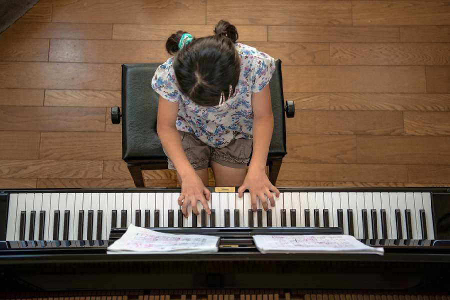 কেউ কিবোর্ডে টুকটাক হিন্দি, বাংলা কিংবা ইংরেজি গানের সুর বাজিয়ে দেওয়া মানেই সে দক্ষ পিয়ানোবাদক হয়ে উঠবে, তা কিন্তু বলা যায় না।