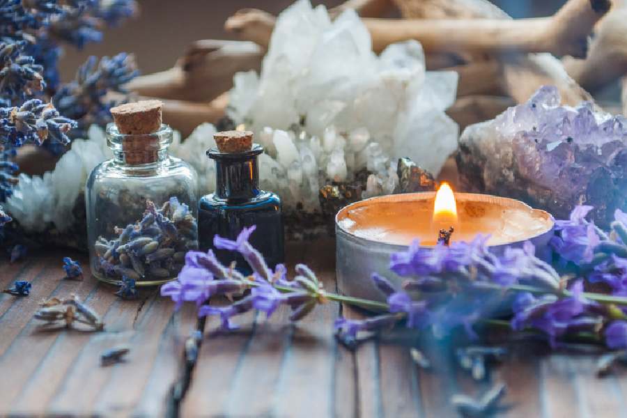 কেবল ঘর সাজাতেই নয়, নিজের হাতে এই প্রকার মোম তৈরি করে উপহারও দেওয়া যায়।