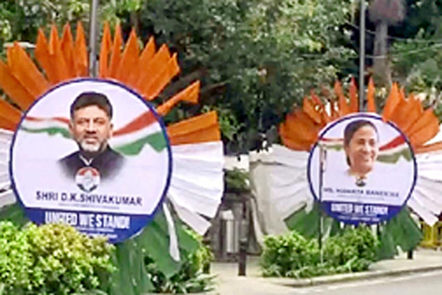বেঙ্গালুরুর রাস্তায় ডিকে শিবকুমারের পাশেই মমতা বন্দ্যোপাধ্যায়ের ছবি।