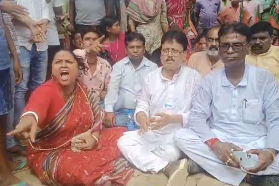 BJP workers show agitation before Bamangola out post at Malda