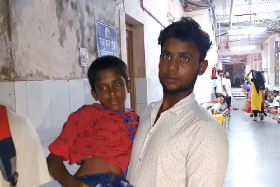 Boy injured after bomb blast in Murshidabad