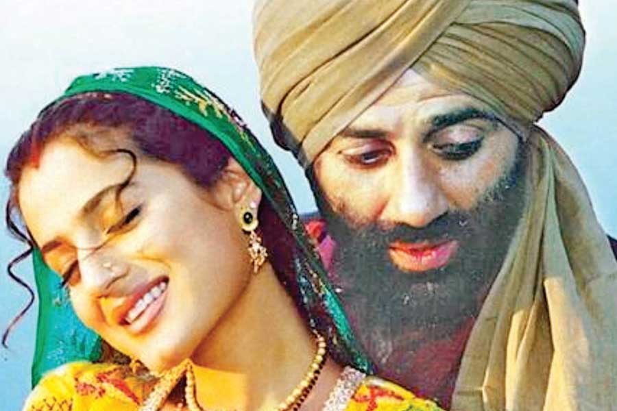 ‘কহো না প্যার হ্যায়’ ছবিতে অভিনয়ের পর ইন্ডাস্ট্রিতে রাতারাতি জনপ্রিয় হয়ে ওঠেন অমিশা। তার এক বছরের মাথায় আরও একটি হিট হিন্দি ছবি অমিশার কেরিয়ারে যুক্ত হয়। ২০০১ সালে অনিল শর্মা পরিচালিত ‘গদর: এক প্রেম কথা’ ছবিটি প্রেক্ষাগৃহে মুক্তি পায়। সানি দেওলের সঙ্গে এই ছবিতে অভিনয় করেন অমিশাও।