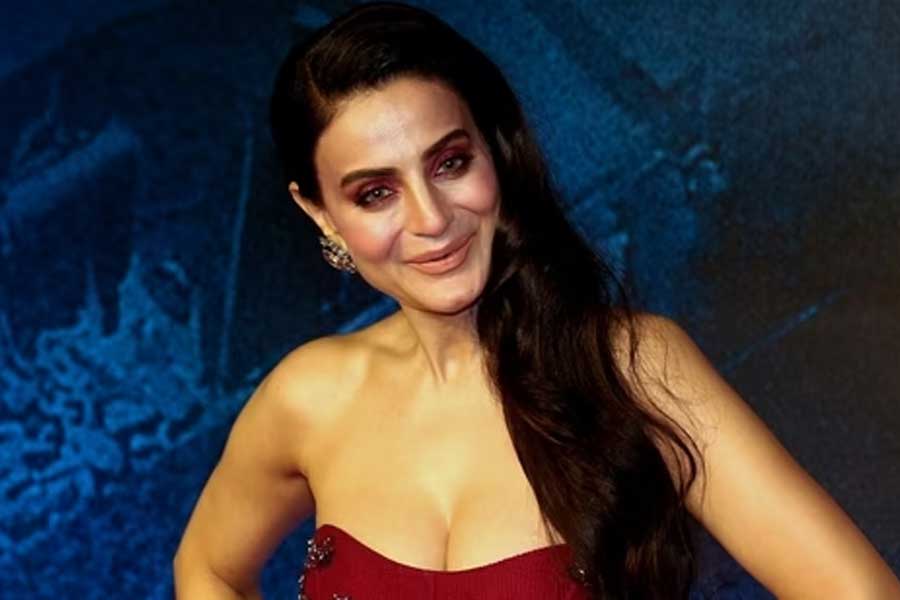 এমনকি কোনও ছবির পোস্টারে অভিনেতাদের পাশাপাশি অভিনেত্রীদেরও সমান জায়গা দেওয়া হত। কিন্তু এখন সময়ের পরিবর্তন হয়েছে। অভিনেত্রীরা আর আগের মতো পোস্টারে জায়গা পান না। হিন্দি ছবির গুরুত্বও কমে এসেছে।