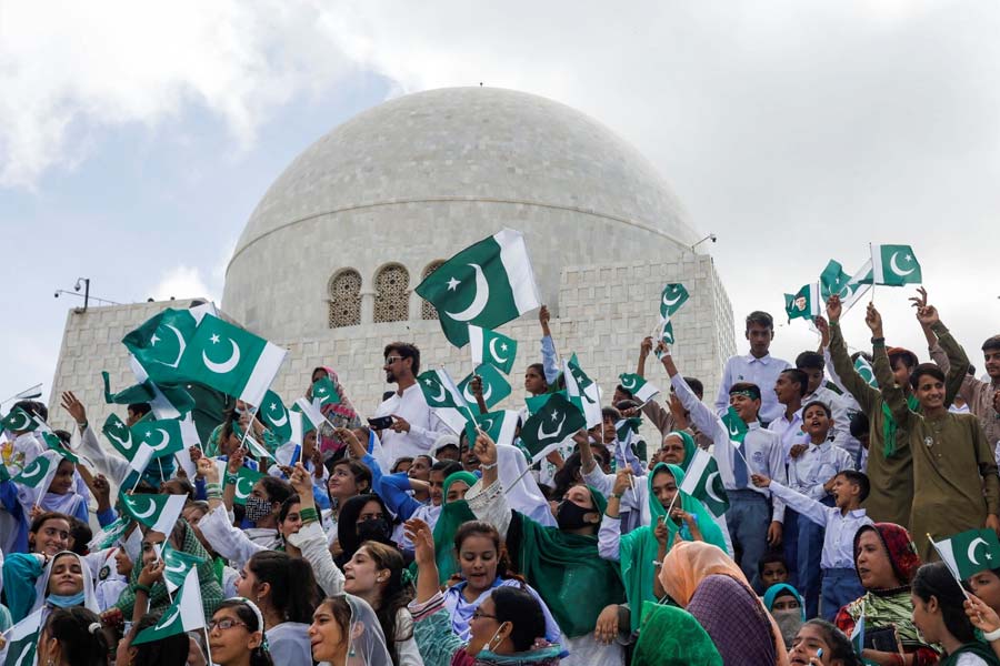 Pakistan to hoist 500ft long flag spending 40 crore to defeat India in flag war 