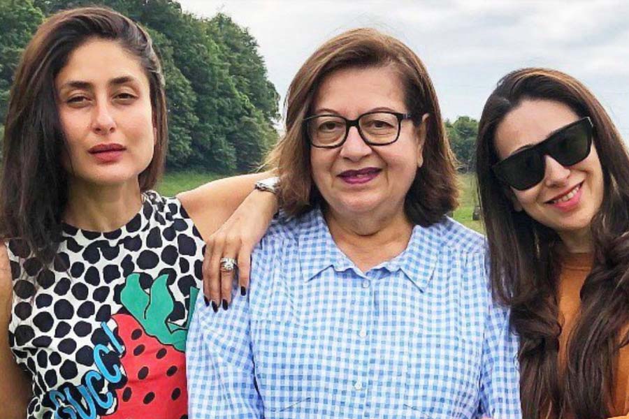 Kareena Kapoor Khan and Karisma Kapoor with their mother