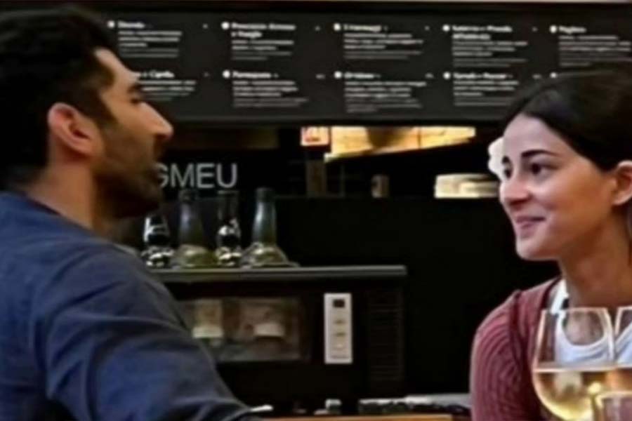 পর্তুগালের রেস্তরাঁয় আদিত্য-অনন্যা।