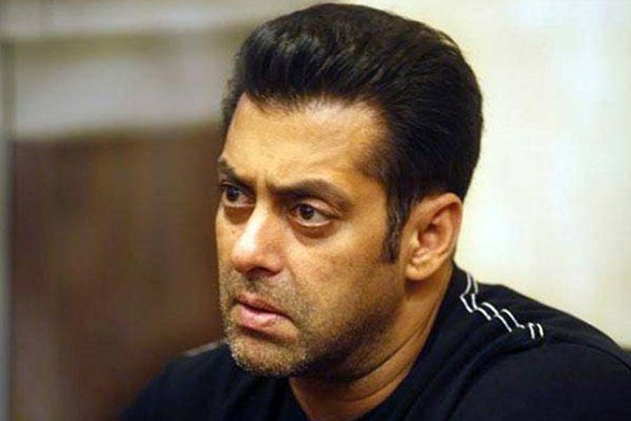 What was Salman Khan’s reaction as he got a kiss from his fans