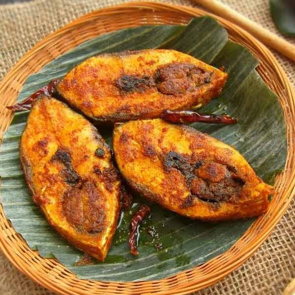 ইলিশ ভাজাতেে বাংলাদেশের টুইস্ট। 