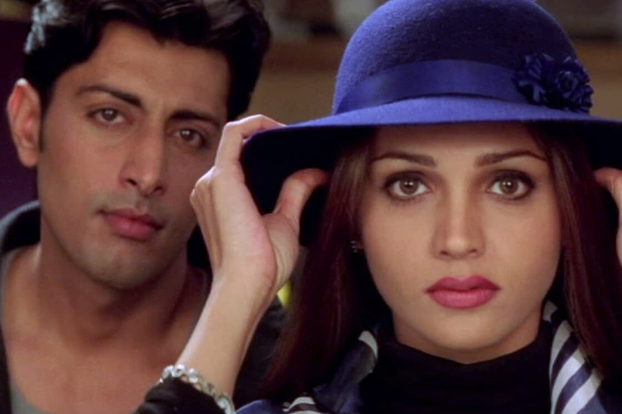 ২০০১ সালে অন্য দিকে মোড় নেয় হিমাংশুর কেরিয়ার। ওই বছর ‘তুম বিন’ ছবিটি হিট হওয়ার পর রাতারাতি জনপ্রিয় হয়ে পড়েন হিমাংশু। ছবিতে অভিনয় করেছিলেন বাঙালি অভিনেতা প্রিয়াংশু চট্টোপাধ্যায়ও।