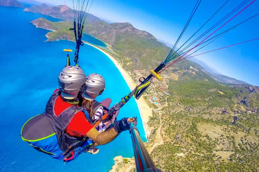 অভিনয়জগৎ থেকে হঠাৎ ‘উধাও’ হয়ে যান হিমাংশু। ‘অ্যাডভেঞ্চার স্পোর্টস’ নিয়ে আগ্রহ থাকায় হিমাচল প্রদেশের মানালিতে প্যারাগ্লাইডিং শেখানোর একটি প্রশিক্ষণ কেন্দ্র খোলেন হিমাংশু। কিন্তু ব্যবসায় লাভ না হওয়ায় প্রশিক্ষণ কেন্দ্রটি বন্ধ করে দেন তিনি।
