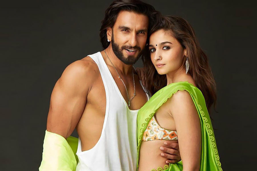 Ranveer Singh Says \\\\\\\\\\\\\\\\\\\\\\\\\\\\\\\'Bhabhi Khush Hogi\\\\\\\\\\\\\\\\\\\\\\\\\\\\\\\' As Fan Gifts Him Earrings During the promotion of his upcoming movie with Alia Bhatt 