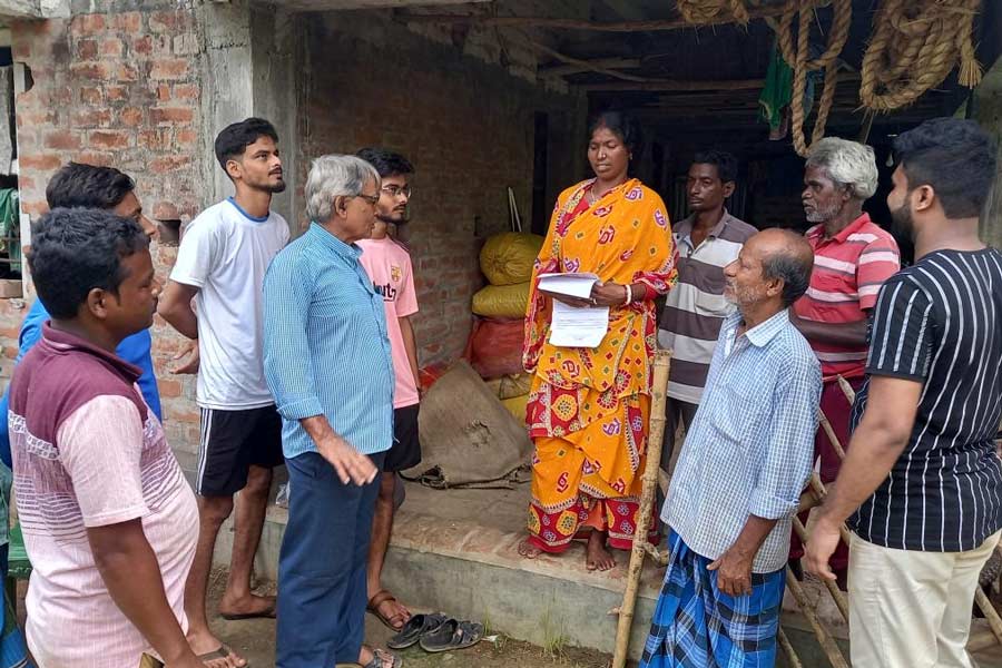 মিনতির পাশে প্রতিবেশীরা।