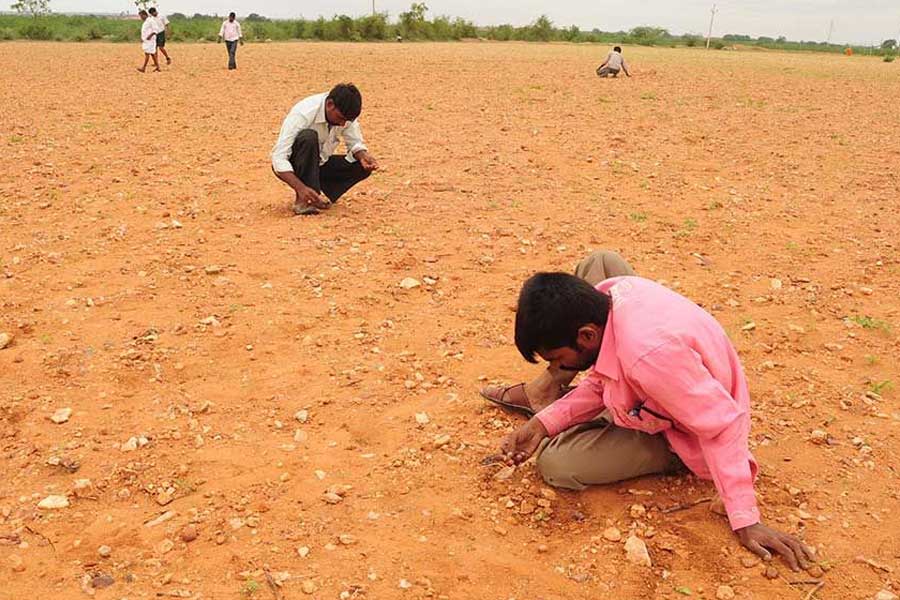 অন্ধ্রপ্রদেশের কুর্নুল জেলার ওই অখ্যাত দিনমজুরের আগে এ ভাবেই ভাগ্য ফিরেছে বহু জনের। গ্রীষ্মের রুক্ষ জমিতে অঝোরে বৃষ্টি নামলেই নরম মাটি সরে গিয়ে বেরিয়ে পড়ে হিরে-সহ নানা দামি রত্ন। মূলত অন্ধ্রের অনন্তপুর এবং কুর্নুল জেলার মধ্যেকার এলাকায় হিরের খোঁজ মেলে।