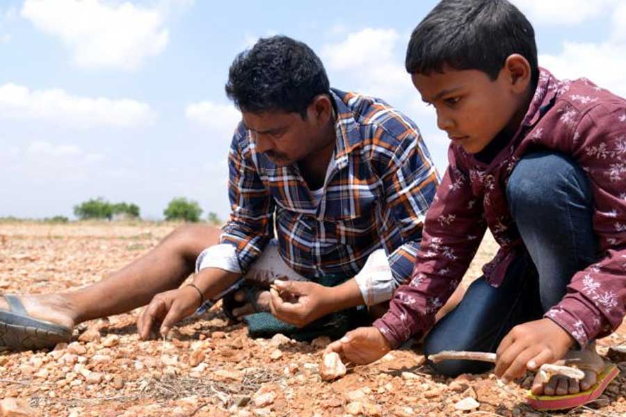 বর্ষা এলেই রায়লসীমা-সহ অন্ধ্রের নানা এলাকায় হিরে খোঁজার ‘মরসুম’ শুরু হয়ে যায়। সংবাদমাধ্যমের দাবি, ২০২১ সালে জন্নাগিরি গ্রামে ২ কোটি ৪ লক্ষ টাকার হিরে খুঁজে পেয়েছিলেন তিন জন।