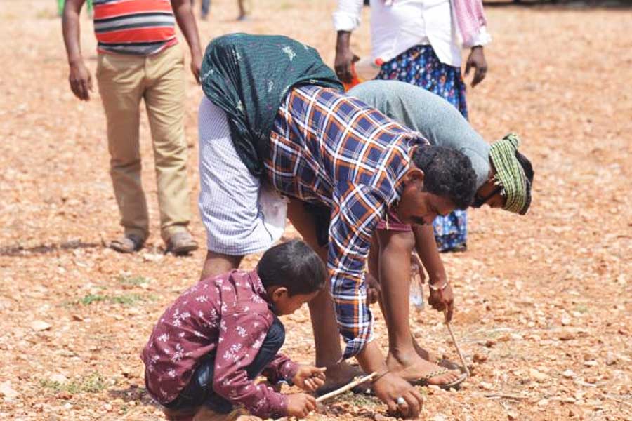 গত বছর একটি হিরে খুঁজে পাওয়ায় অন্ধ্রের এক কৃষিজীবীর ঘরে ঢুকেছিল ৪০ লক্ষ টাকা। আবার ৩০ ক্যারাটের হিরে মেলায় অন্য এক কৃষক ১ কোটি ৪ লক্ষ টাকা পেয়েছিলেন।