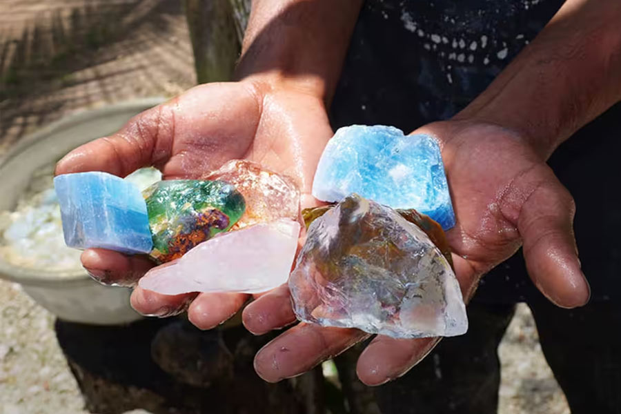 কালের নিয়মে দামি রত্নের কেনাবেচার ধরনে বদল এসেছে। তবে দশকের পর দশক ধরে কুর্নুল জেলার তুগ্গলি, জন্নাগিরি, মদ্দিকেরা এবং অনন্তপুরের বজ্রকরুর এলাকায় বর্ষাকালে ‘হিরের ফসল’ তোলেন বহু জন।