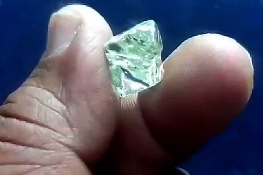 অন্ধ্রের নানা প্রান্ত থেকে বর্ষায় এই এলাকাগুলিতে জড়ো হন হিরেশিকারিরা। স্থানীয়েরা ছাড়া পড়শি রাজ্য কর্নাটক, তেলঙ্গানা থেকেও রায়লসীমায় ভিড় করেন অনেকে।