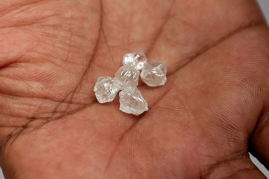 এই ভিড়ের মধ্যে হিরে ব্যবসায়ীরাও রয়েছেন। হিরেশিকারিদের সঙ্গে ব্যবসায়ীদের রফা করানোর জন্য হাজির হয়ে যান মধ্যস্থতাকারীরাও।