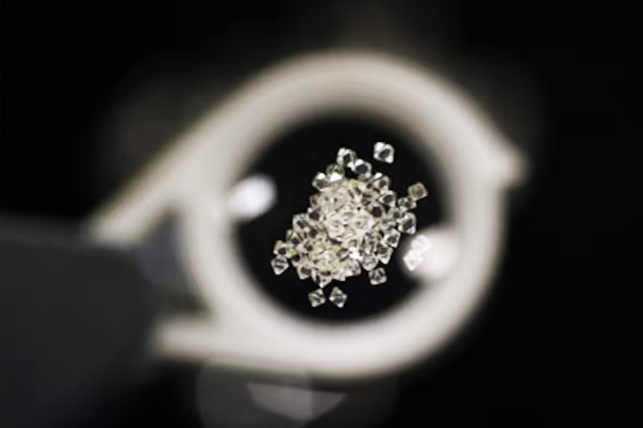 হিরে খোঁজার মরসুমে ফয়দা তোলেন অন্ধ্রের পর্যটন ব্যবসায়ীরাও। কারণ, হিরের টানে বর্ষায় রায়লসীমায় ঘাঁটি গড়েন অনেকেই।