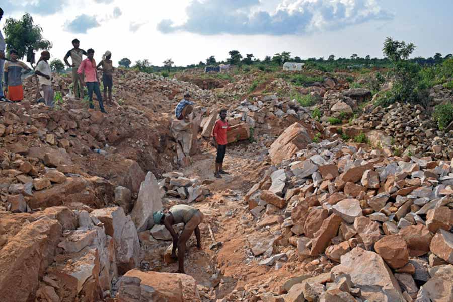 তাঁদের কেউ এলাকায় তাঁবু খাঁটিয়ে রাত কাটান। অনেকে আবার আশপাশের হোটেল, লজ, অতিথিশালায় গিয়ে ওঠেন। ফলে হোটেল বা লজমালিকদের এই মরসুমে রমরমা ব্যবসা।