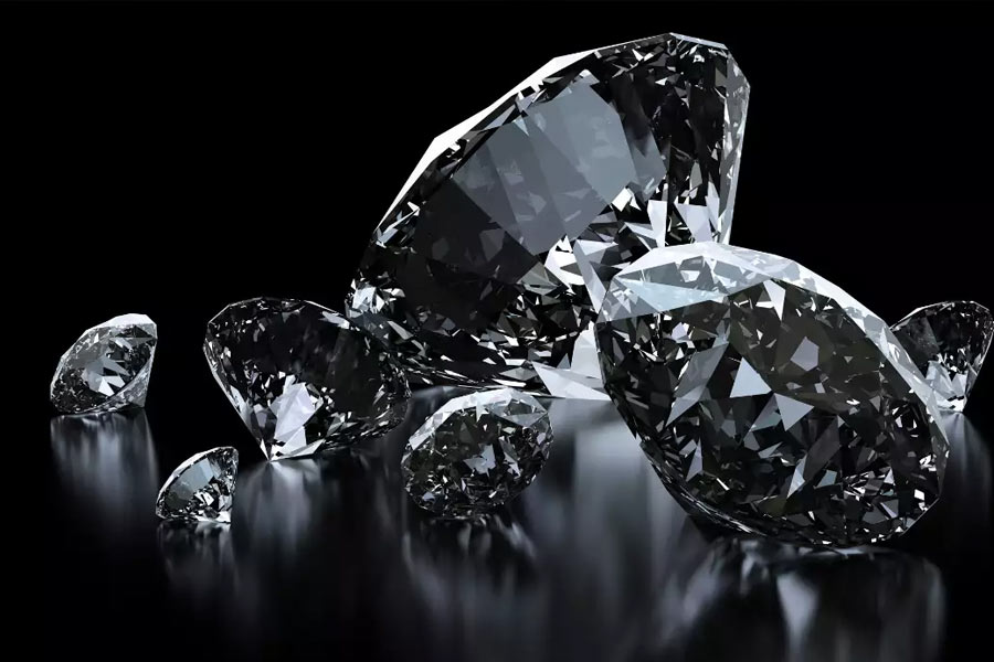 মূলত জুন থেকে সেপ্টেম্বরের মধ্যে হিরের খোঁজে ভিড় করেন হাজার হাজার স্থানীয় এবং ভিন্‌রাজ্যের বাসিন্দারা।