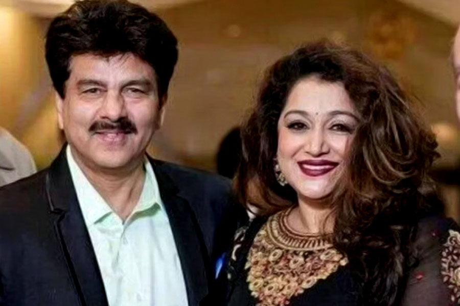 বিবাহিত হওয়া সত্ত্বেও ফারহিনের সঙ্গে সম্পর্ক বজায় রেখেছিলেন মনোজ। জানাজানি হওয়ার ভয়ে লোকচক্ষুর আড়ালে দেখা করা শুরু করেন দু’জনে। এমনটাই দাবি করেন অভিনেত্রী।