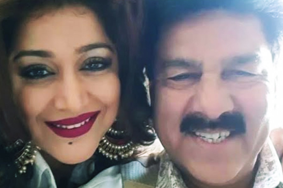 মনোজের সঙ্গে বন্ধুত্ব ধীরে ধীরে প্রেমে পরিণত হয়। মুসলিম মতে ‘নিকাহ’ও সেরে ফেলেন দু’জনে। কিন্তু লোকজন ভাবতেন যে তাঁরা একত্রবাসে ছিলেন।