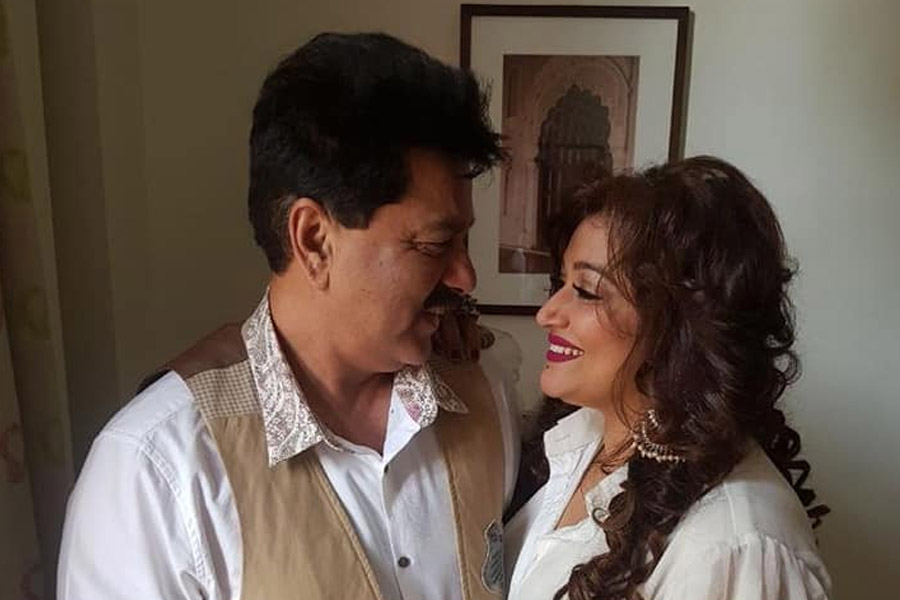 বর্তমানে দিল্লির একটি ফ্ল্যাটে মনোজ এবং দুই সন্তানকে নিয়ে থাকেন ফারহিন। অভিনয়জগৎ থেকে শতহস্ত দূরে রয়েছেন তিনি। 