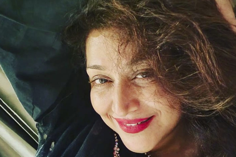 বর্তমানে একটি প্রসাধনী সংস্থার ডিরেক্টর পদে কর্মরত রয়েছেন ফারহিন। মনোজের সঙ্গে সেই সংস্থাই চালান অভিনেত্রী।