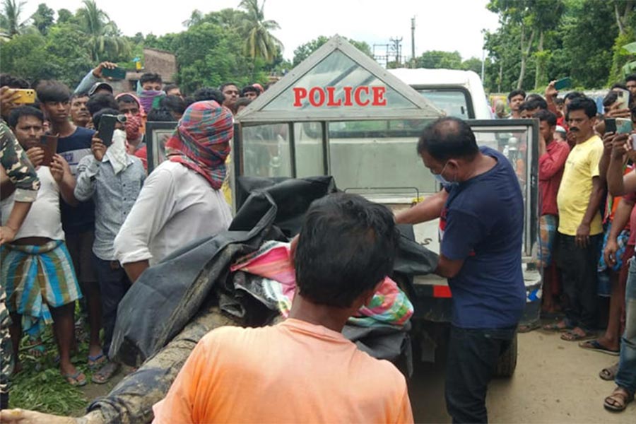 তোলা হল দেহ। নবদ্বীপ।