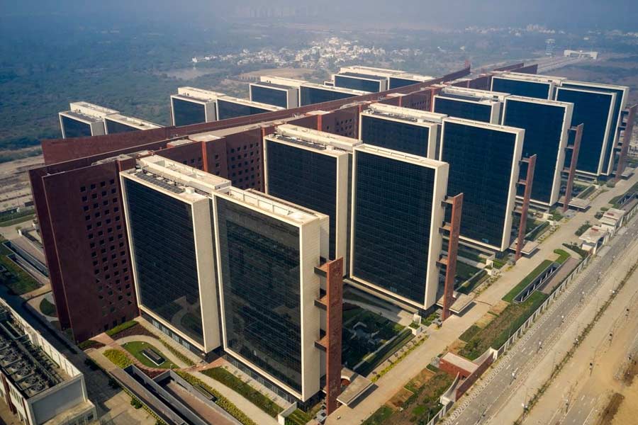 কিন্তু ‌এ বার পেন্টাগনকে ছাপিয়ে বিশ্বের বৃহত্তম অফিস ভবনের তকমা ছিনিয়ে নিল ভারত। গুজরাতের একটি অফিস এই শিরোপা পেয়েছে।