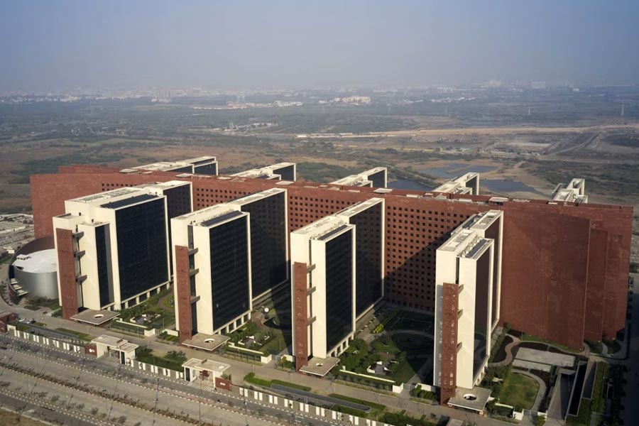 গুজরাতের সুরাতে গড়ে উঠেছে বিশ্বের সবচেয়ে বড় অফিস। যার নাম সুরাত ডায়মন্ড বুর্স। হিরে তৈরির যাবতীয় কাজ এই অফিসে হয়।