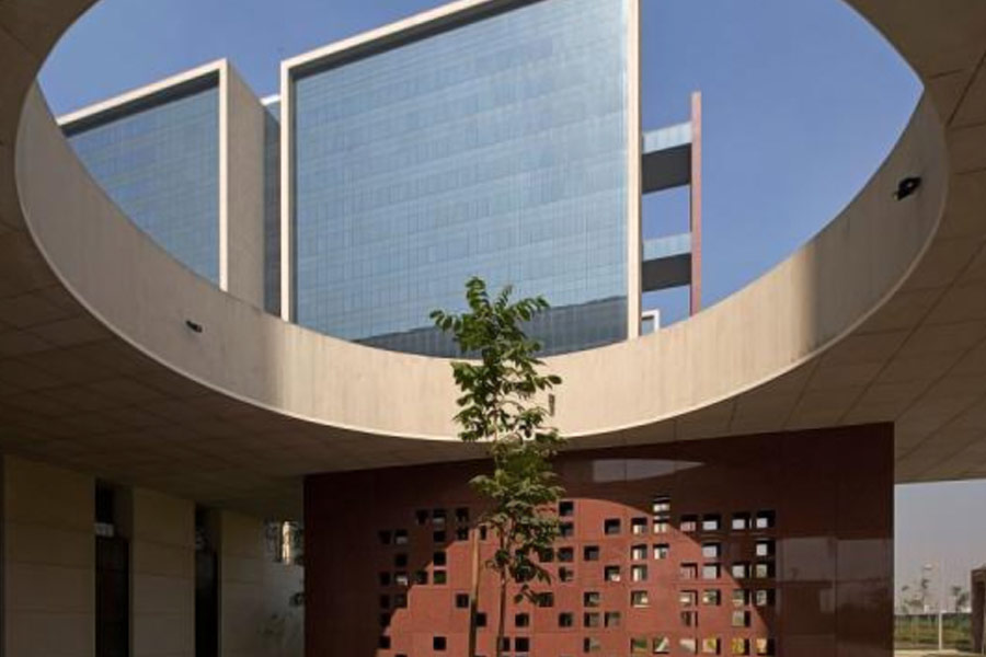 সুরাত ডায়মন্ড বুর্সের নির্মাতারা জানিয়েছেন, অফিসটিতে মোট ৬,৬০০০০ বর্গমিটার কাজের জায়গা (ফ্লোর এরিয়া) রয়েছে। পেন্টাগনে কাজের জায়গা ৬,২০০০০ বর্গমিটার। 