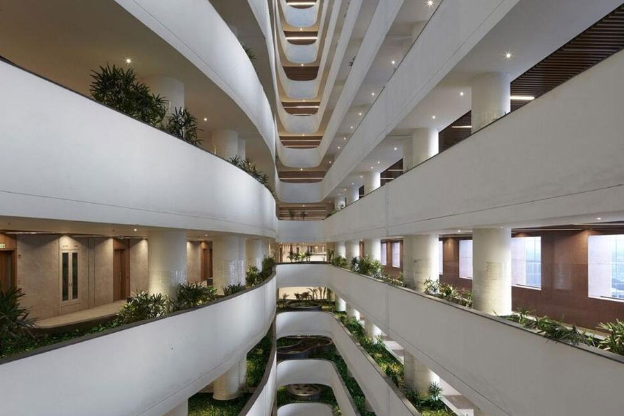 সুরাতের অফিসটিতে কর্মীর সংখ্যাও প্রচুর। পেন্টাগনে ২৬ হাজার কর্মচারী কাজ করেন। কিন্তু সুরাত ডায়মন্ড বুর্স প্রায় ৬৫ হাজার মানুষের কর্মস্থল। 