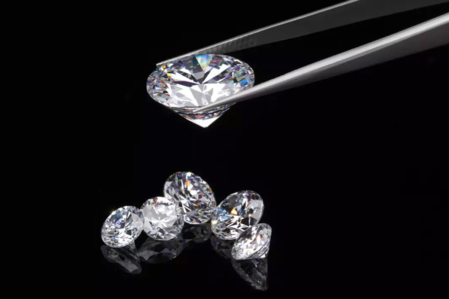 হিরের ব্যবসার জন্য সুরাত বরাবরই বিখ্যাত। খনি থেকে তুলে আনা হিরে কেটে এখানেই বাজারের উপযোগী করে তোলা হয়। তৈরি হয় হিরের গয়নাও।