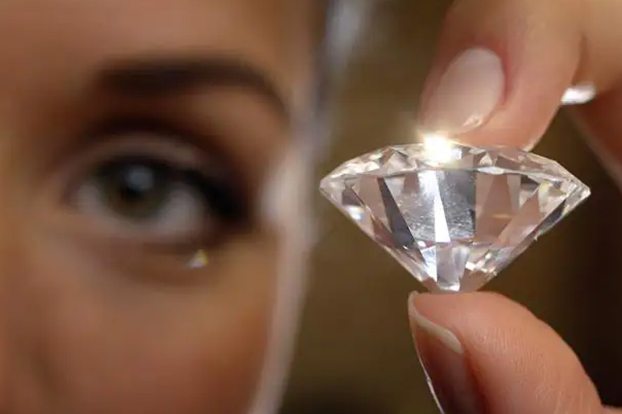 বিশ্বের ৯০ শতাংশ হিরে কাটা হয় এই সুরাতে। সেখানেই মাথা তুলেছে সবচেয়ে বড় অফিস। হিরে কাটা, পালিশ করা থেকে শুরু করে বাণিজ্যিক লেনদেন, সব কাজই হবে এই এক ছাদের তলায়।