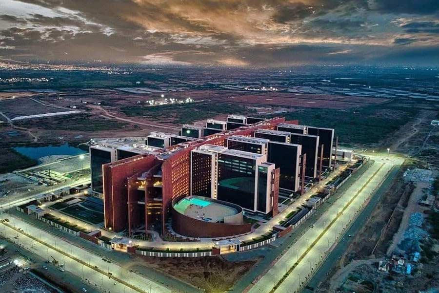 অফিস ভবনটি তৈরি করেছে এক বিখ্যাত স্থাপত্যনির্মাণ সংস্থা। প্রকল্পের সিইও মহেশ গাধভি জানিয়েছেন, সুরাত ডায়মন্ড বুর্স গুজরাতের হিরের বাজারকে আরও এগিয়ে নিয়ে যাবে।