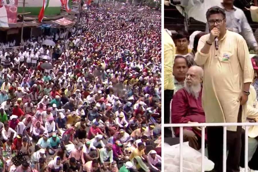 (বাঁ দিকে) ধর্মতলা চত্বরে তৃণমূল নেতা-কর্মীদের ভিড়। (ডান দিকে) ২১ জুলাইয়ের মঞ্চে চিত্রশিল্পী শুভাপ্রসন্ন।