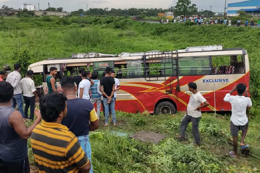 পুরুলিয়া ফেরার পথে দুর্ঘটনার কবলে পড়ল তৃণমূল সমর্থকদের বাস। 