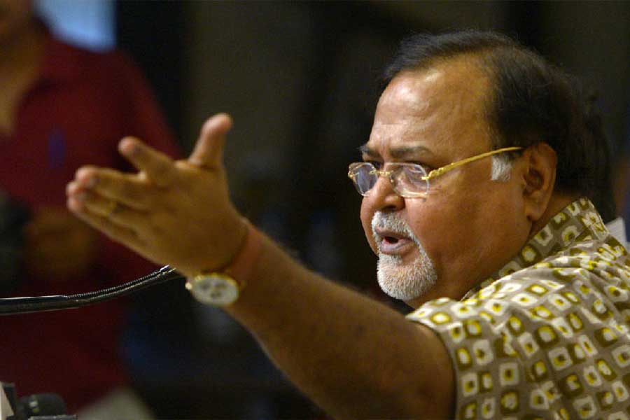 অন্য দিকে পার্থের বাড়ি থেকে পাওয়া গিয়েছিল অর্পিতার নামের  দলিল। অর্পিতা যে সমস্ত সংস্থার ডিরেক্টর, তেমনই বেশ কয়েকটি সংস্থার দলিল পার্থের বাড়ি থেকে উদ্ধার করেছিল কেন্দ্রীয় তদন্তকারী সংস্থা ইডি।  