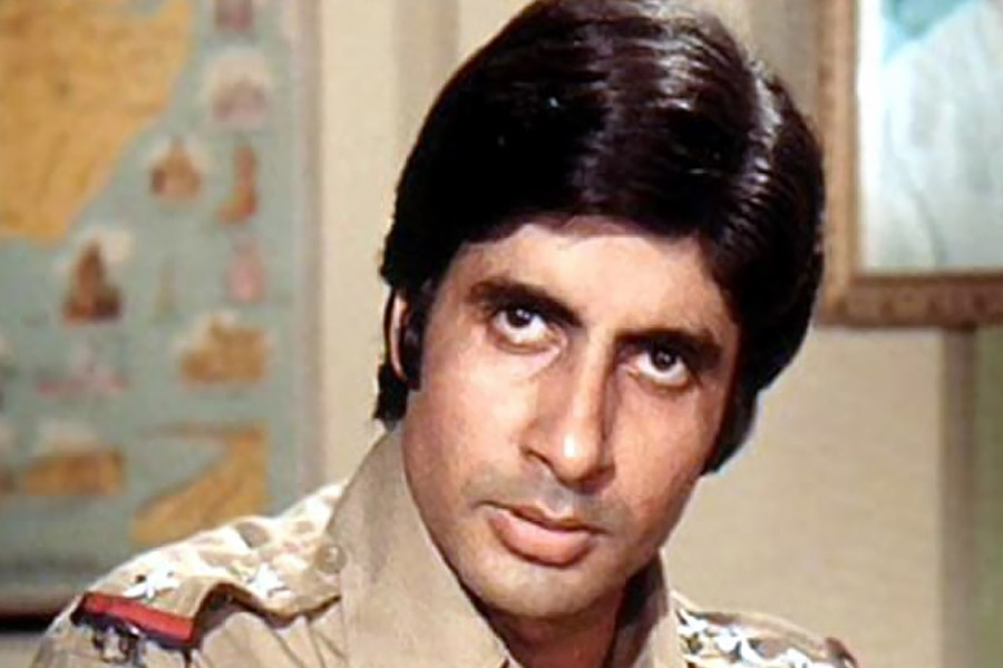 ‘জঞ্জীর’ ছবিটি অমিতাভের কেরিয়ারে একটি মাইলফলক। ইনস্পেক্টর বিজয় খন্নার চরিত্রে অমিতাভের অভিনয় পছন্দ হয়েছিল দর্শকের।