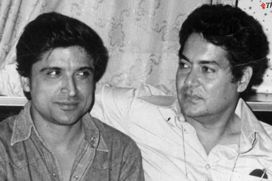 ‘জঞ্জীর’ ছবির চিত্রনাট্য রচনার দায়িত্বে ছিলেন সেলিম খান এবং জাভেদ আখতারের জুটি। তাঁরা একত্রে সেলিম-জাভেদ জুটি নামে অধিক পরিচিত।