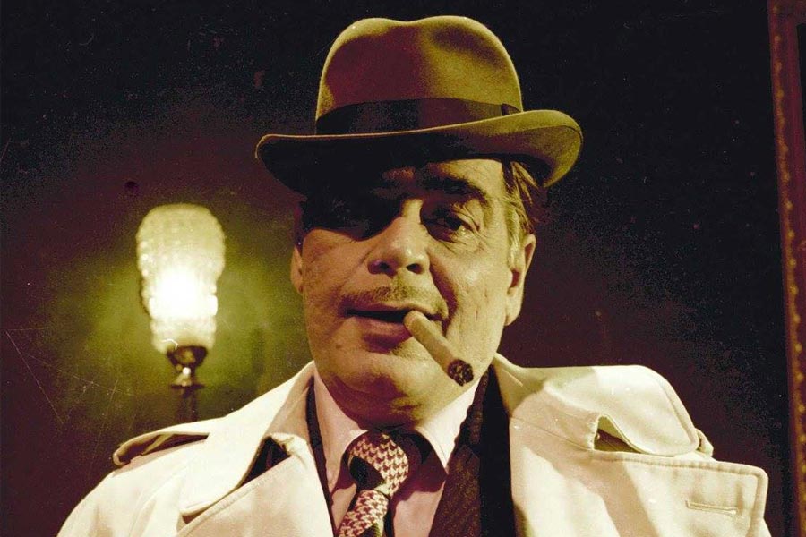 অজিত জানান, সিনেমায় যেমন দেখানো হয় যে কথায় কথায় খলনায়কেরা, বিশেষত ডনেরা খুব চিৎকার করেন, আদতে তা হয় না।