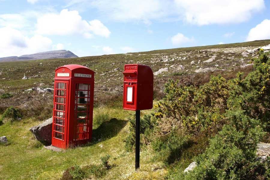 জনশ্রুতি আরও জানায় যে, ইনুনাকি সেতুর কাছে জনবিরল এক জায়গায় একটি টেলিফোন বুথ রয়েছে। আপাত ভাবে অদৃশ্য ইনুনাকি গ্রাম থেকে প্রতি রাতে সেখানে একটা ফোন আসে। কেউ যদি উত্তর দেওয়ার জন্য বুথ থেকে ফোনটি তোলেন, তা হলে তাঁর উপর নেমে আসে মারাত্মক অভিশাপ। তিনি বাস্তব পৃথিবী থেকে উধাও হয়ে যান এবং অদৃশ্য গ্রাম ইনুনাকির বাসিন্দা হয়ে পড়েন। অভিশপ্ত মানুষটির নাকি নিজের দেহ বা মনের উপর কোনও নিয়ন্ত্রণই থাকে না।