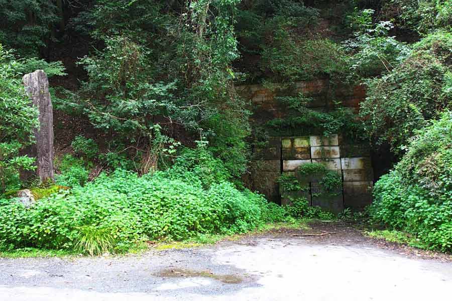 ইনুনাকি গ্রামকে নিয়ে বিভিন্ন ‘ভূতুড়ে’ কিংবদন্তির মূলে নাকি রয়েছে একটি সুড়ঙ্গ। আসলে ইনুনাকি টানেল নামে দু’টি সুড়ঙ্গ রয়েছে। প্রথমটি তৈরি হয় ১৯৪৯ সালে, দ্বিতীয়টি ১৯৭৫-এর আশপাশে। পুরনো সুড়ঙ্গটি অব্যবহৃত অবস্থায় পড়ে থাকে। তাকে ঘিরে ছড়াতে থাকে বিচিত্র সব কাহিনি।