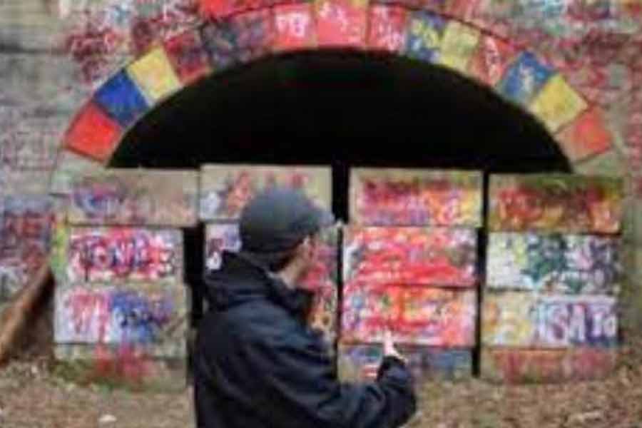 এই মুহূর্তে বিশ্বে হরর সিনেমা ও সাহিত্যে জাপান এক নজরকাড়া জায়গায়। ইনুনাকি গ্রাম নিয়ে জাপানের জনপ্রিয় সংস্কৃতিতে বেশ কিছু কাজ হয়েছে। ২০১৯ সালে তাকাশি শিমিজু পরিচালিত ‘হাওলিং ভিলেজ’ নামের একটি হরর ছবি মুক্তি পায়, যার কেন্দ্রে ছিল ইনুনাকি গ্রামকে ঘিরে প্রচলিত কিংবদন্তি। তবে তার আগে ২০১৬ সালে ‘দ্য লস্ট ভিলেজ’ নামের এক অ্যানিমেশন টেলিভিশন সিরিজ নির্মিত হয়। ইনুনাকি টানেলকে নিয়ে তৈরি হয়েছে ভিডিয়ো গেমও। তবে সব থেকে উল্লেখযোগ্য ঘটনা, জাপানের নামজাদা ম্যাঙ্গা (গ্রাফিক নভেল) লেখক জুনজি ইতো ইনুনাকির কিংবদন্তি নিয়ে লিখেছেন ‘দ্য স্টোরি অফ দ্য মিস্টিরিয়াস টানেল’।